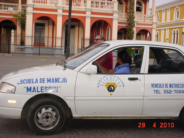 Carrro de la Escuela de Manejo Nueva Era